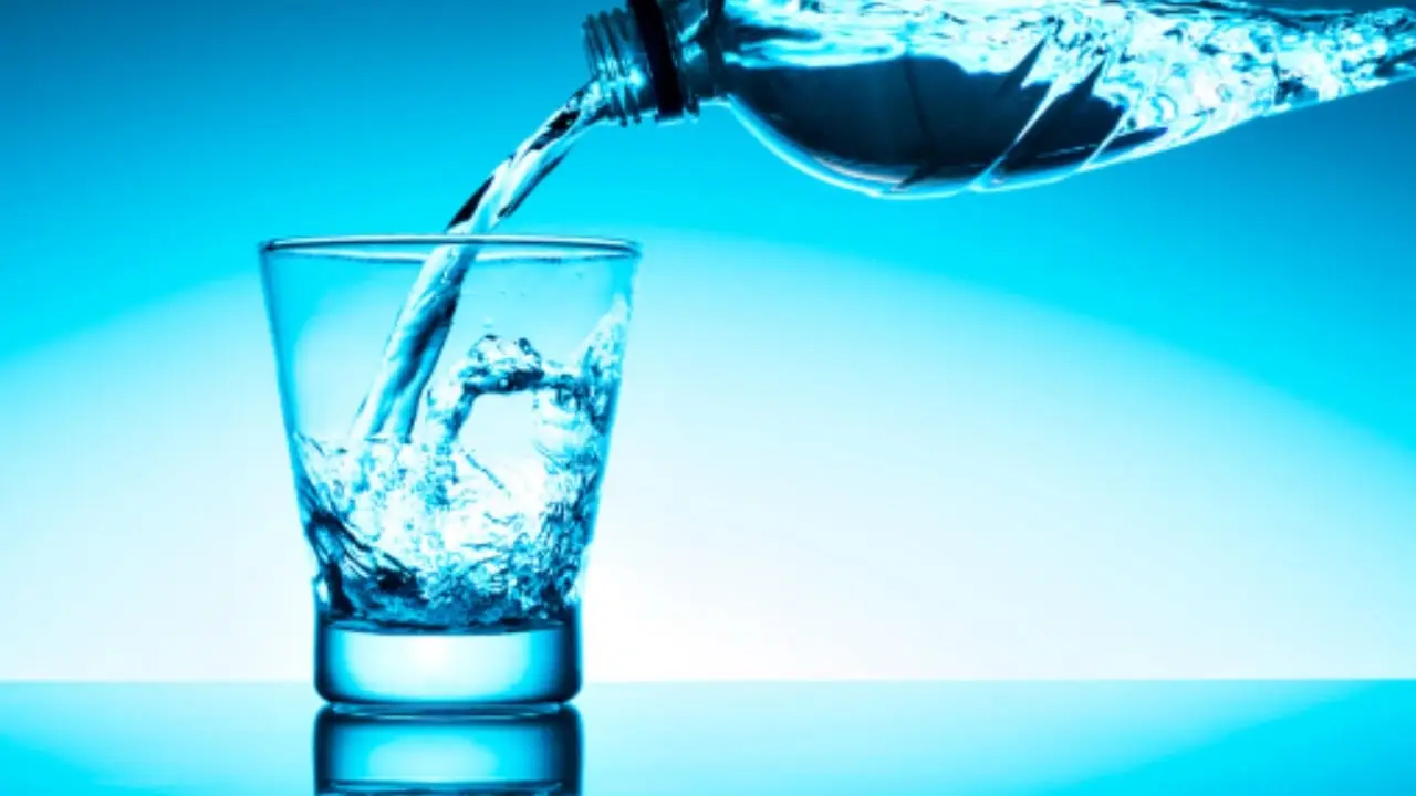 Bevi acqua? Ecco quanto tempo impiega davvero a idratarti e depurare l’intestino