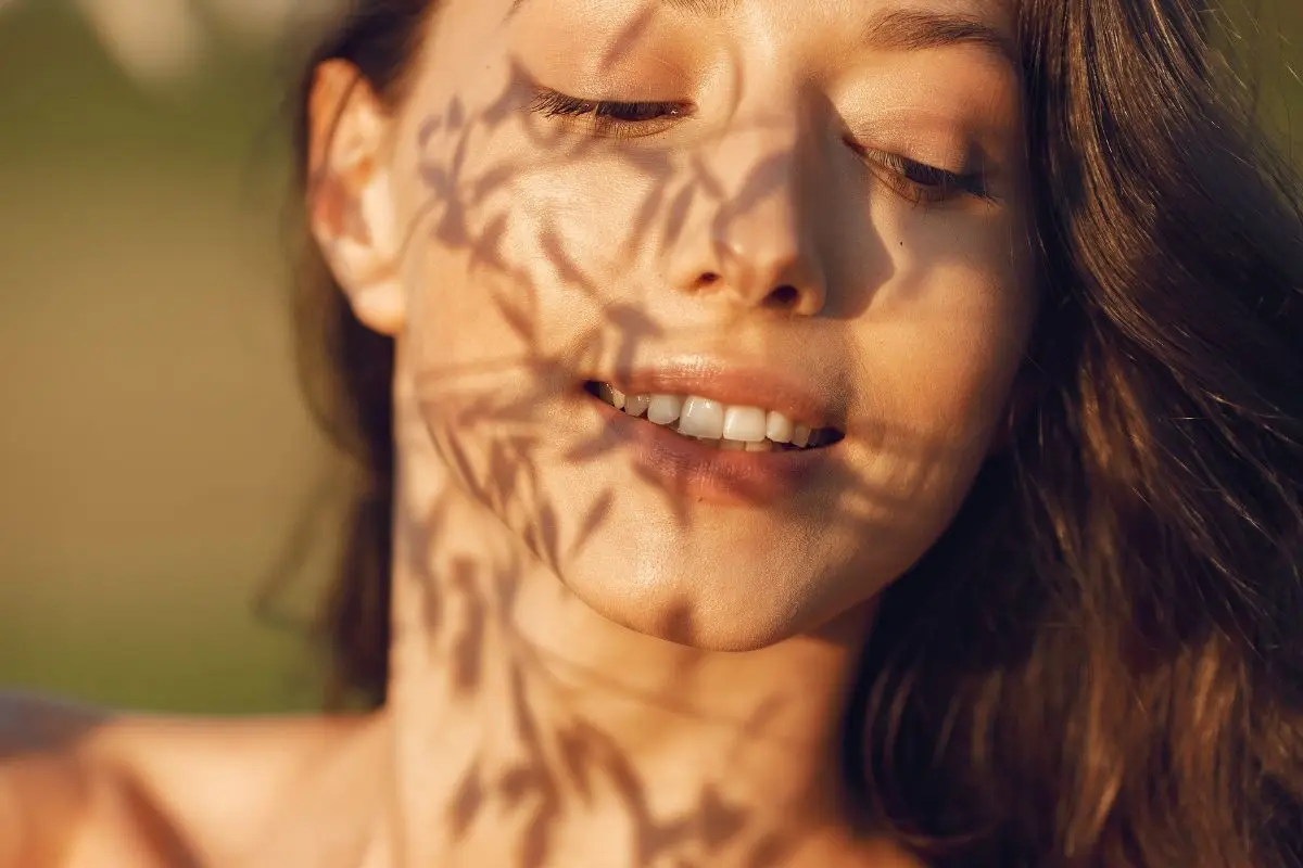 Abbronzi tutto il corpo tranne il viso? Ecco l’errore banale che stai commettendo