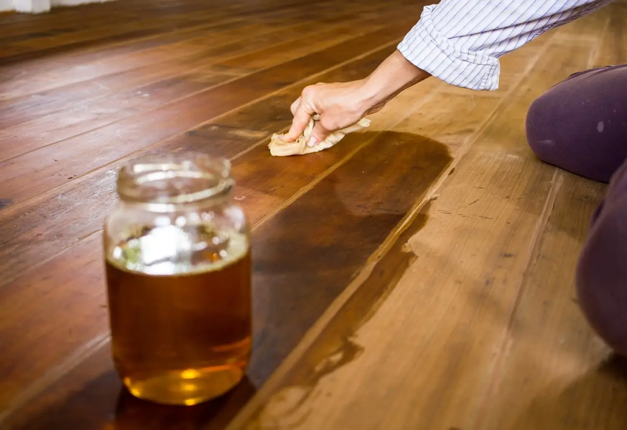 Che cos’è l’olio di Tung? L’alternativa naturale per pavimenti e mobili in legno