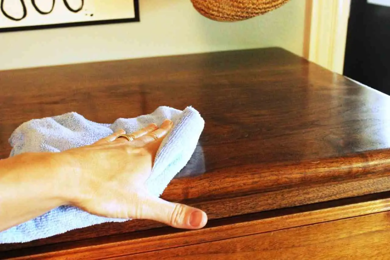 Usi l’alcol per pulire i mobili? Ecco perché stai rovinando irrimediabilmente le loro superfici