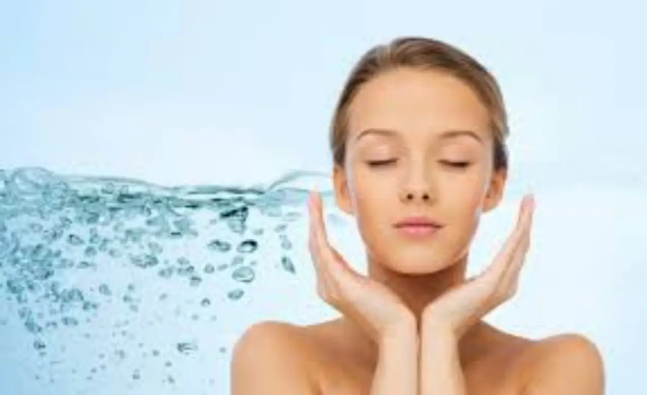 L’errore che fai quando ti pulisci il viso a casa e che peggiora i punti neri