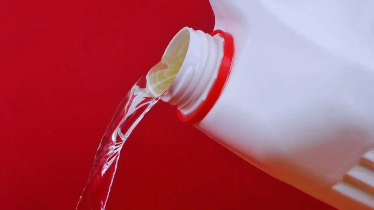 Non usare candeggina: ecco il trucco naturale per smacchiare il giallo dei body