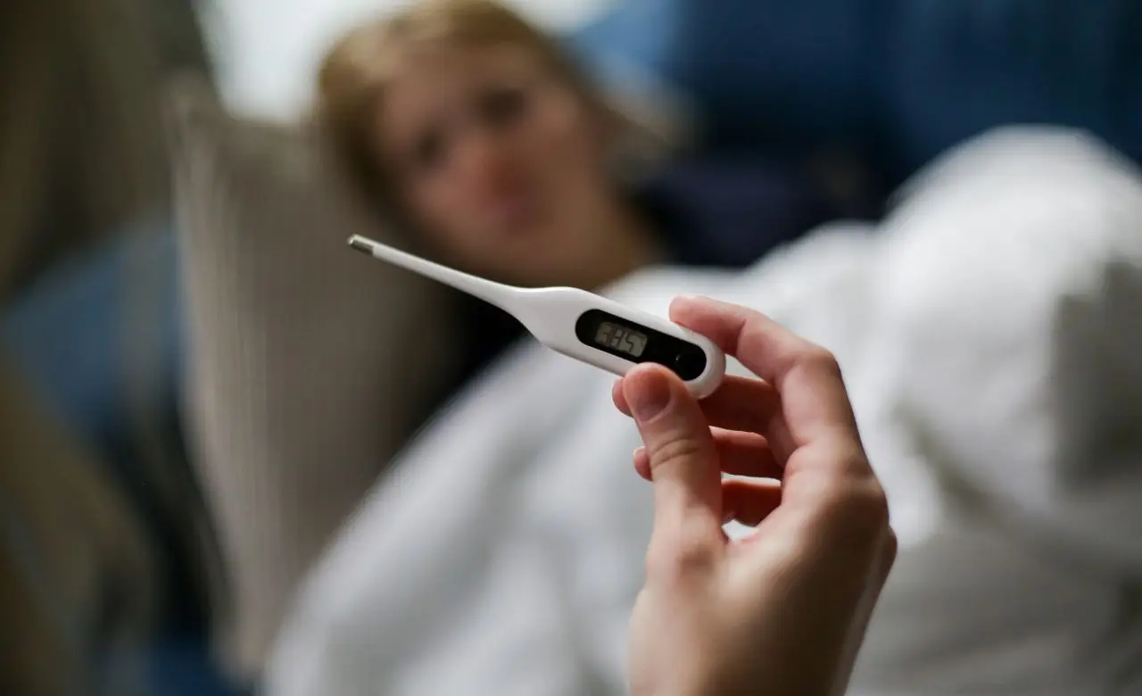 Come misurare la febbre senza termometro? I segnali del corpo che non mentono mai