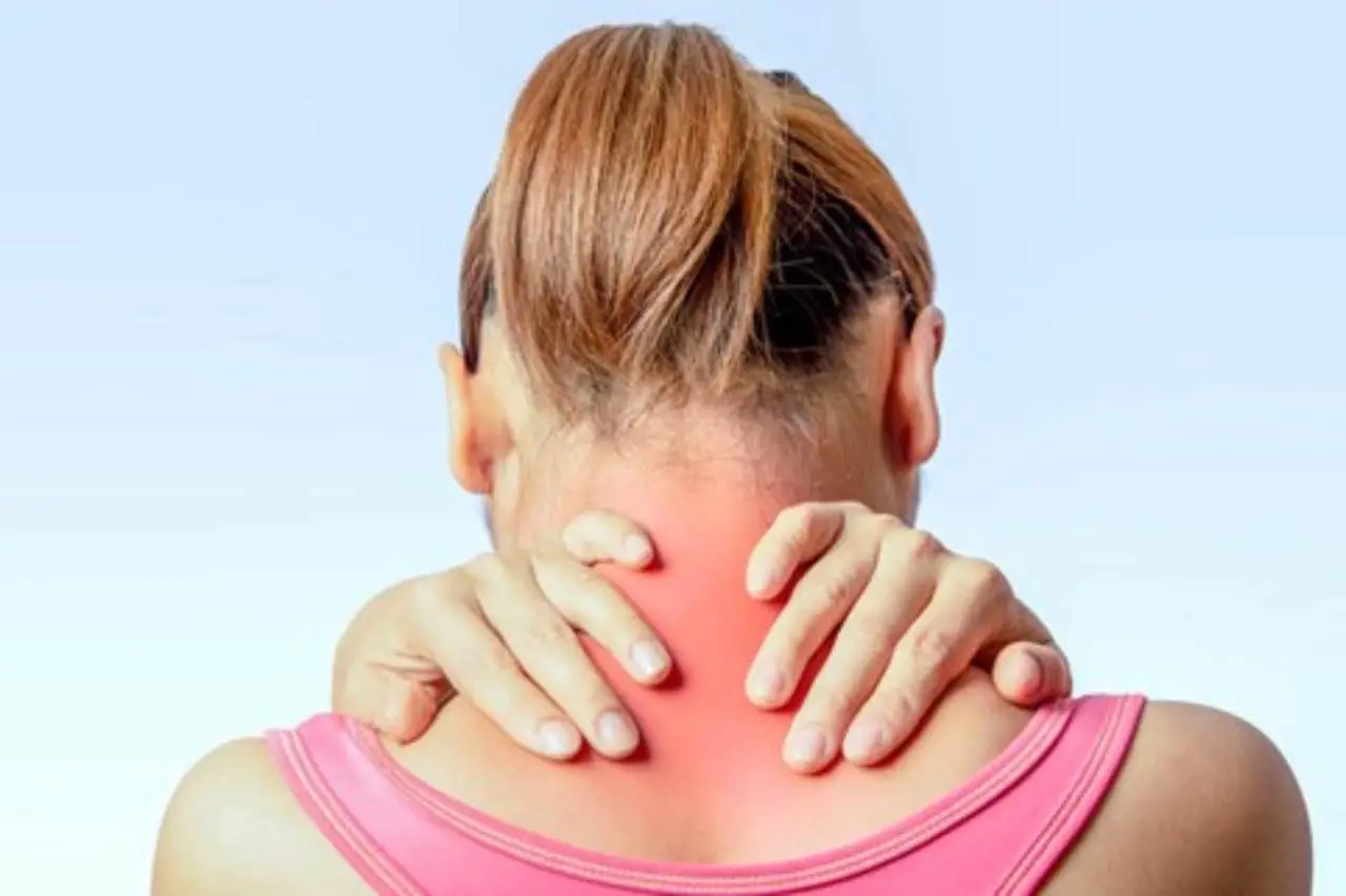 Dolori da cervicale infiammata, cosa fare? L’unico esercizio da 2 minuti che scioglie la tensione