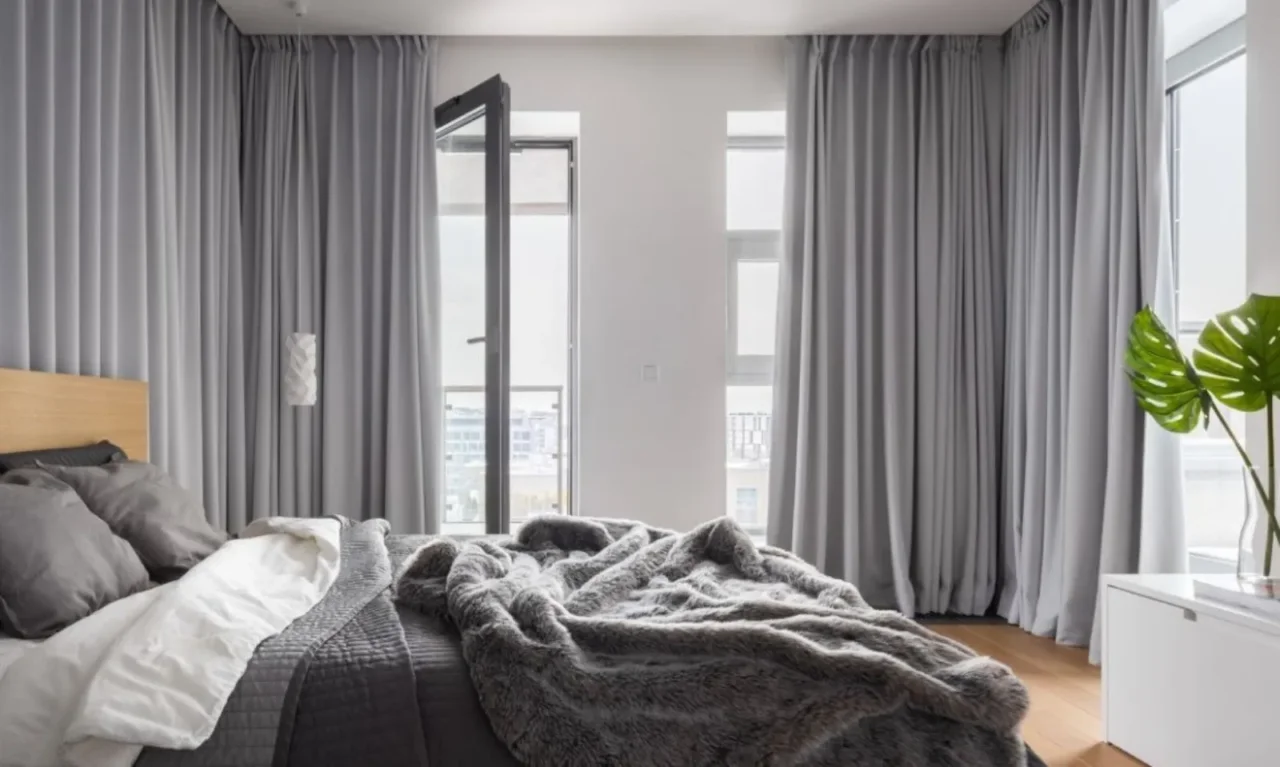 Come si fa a scegliere le tende per la camera da letto? I tessuti oscuranti per dormire meglio