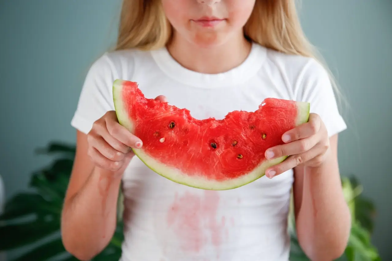 Come si fa a togliere le macchie di frutta dai vestiti? Il pretrattamento giusto per ogni colore